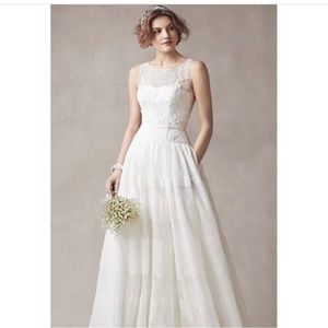 NWT size 12 ivory wedding gown
Fits like a size 10